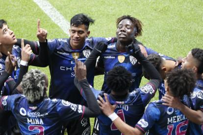 Los jugadores de Independiente celebran uno de sus goles ante Guaraní, en el cotejo en el que lograron el paso a la final.

Los jugadores de Independiente celebran uno de sus goles ante Guaraní, en el cotejo en el que lograron el paso a la final.
Los jugadores de Independiente celebran uno de sus goles ante Guaraní, en el cotejo en el que lograron el paso a la final.