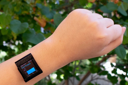 Wearable que monitoriza los niveles de cortisol a través del sudor.