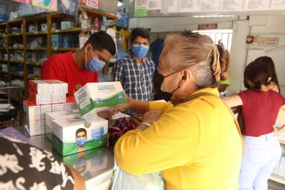 Compra.- Nelly Illescas adquiere las mascarillas para su familia en una distribuidora en el centro de Guayaquil.