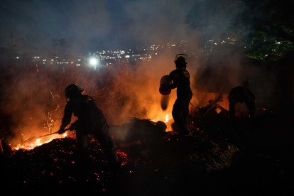 - Bomberos trabajan para apagar un incendio, el 11 de febrero de 2022, en Caracas (Venezuela). EFE/ Rayner Peña R.