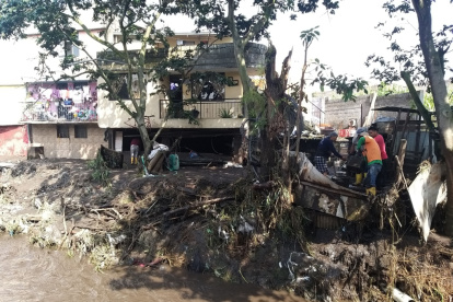 Daño. Al menos 40 casas resultaron afectadas por una riada de lodo, agua, restos de vegetación.