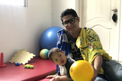Daniel junto a su hijo Joaquín. Su amor de padre lo llevó a vender su colección de camisetas de fútbol, y ahora se las donan para que continúe con la recaudación