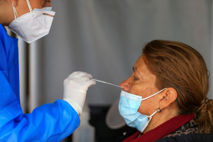 Una mujer se realiza una prueba PCR para detectar covid-19 en Quito, en una fotografía de archivo.