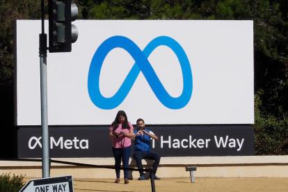Vista del logo de Meta frente a la sede de Facebook en Menlo Park, California (EE.UU.), en una fotografía de archivo.