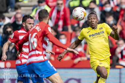 Pervis Estupiñán (d), marcapunta del Villarreal, cumplió en el duelo ante el Granada.