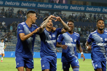 Mauro Quiroga (i), Alexis Zapata (c) y Bryan Carabalí, celebran durante la victoria de Emelec.
