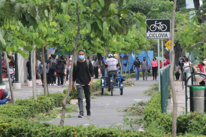 Ruta. Por los 700 metros de recorrido de la ciclovía de la avenida Delta caminan estudiantes de la Universidad de Guayaquil que ahora han retornado a las clases presenciales.