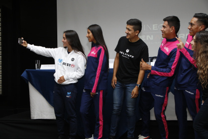 Richard Carapaz junto a ciclistas que participaron en la primera etapa  del campeonato nacional de ciclismo de Ruta.