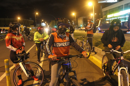 Pedalear por las noches ha generado una fraternidad que vela por sus derechos en las vías.