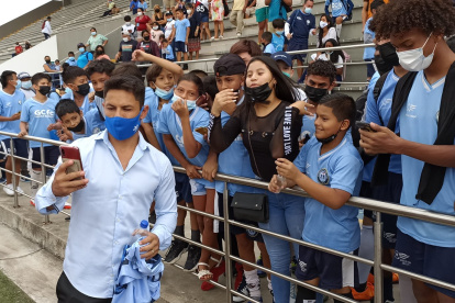 Matías Oyola, volante de Guayaquil City, departiendo con los jugadores de las formativas.