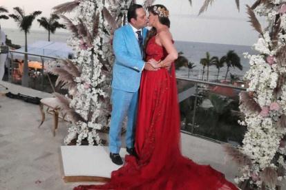 Los novios en una romántica foto en el lugar en el que se ofició la ceremonia civil.