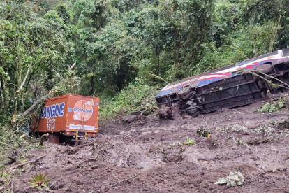 Un bus de transporte interprovincial y un camión de gasesosas fueron arrastrados por el delizamiento en el km. 43.