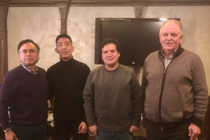 El encargado de las funciones consulares del Ecuador en Viena, Austria, Luis Narváez Ricaurte (izquierda) se reúne con algunos ecuatorianos en Kiev.