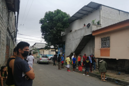 Moradores de Bastión Popular pusieron velas en el lugar donde cayó el cuerpo.