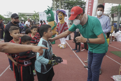José Francisco Cevallos, exgolero de Barcelona y organizador de la Copa Ciudad de Milagro Diario Extra, premiando a uno de los campeones.