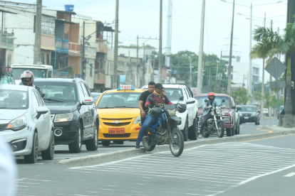 Las motocicletas transitan por sobre las veredas