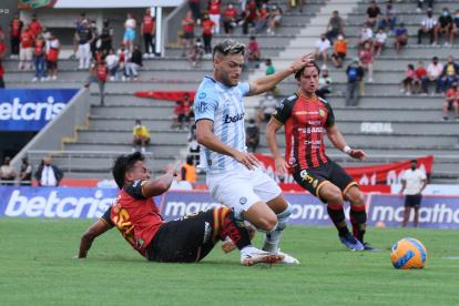 El Deportivo Cuenca intentó frenar con siete jugador a Guayaquil City.