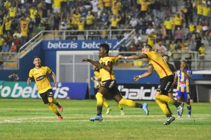 Adonis Preciado (c), ofensivo de Barcelona, corre para celebrar su gol frente a Delfín, mientras su compañero Carlos Garcés (d) lo toma de la camiseta para unirse al júbilo que le permitió al Ídolo sumar los tres puntos.