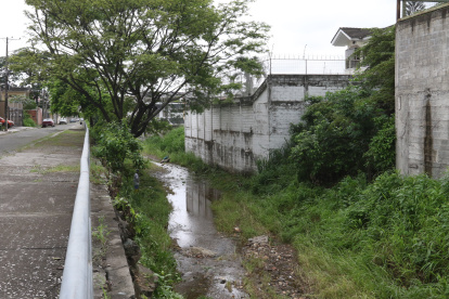 Cumbres Bajas de Los Ceibos. La zanja que atraviesa el vecindario ha dañado hasta el suelo y las paredes de algunas viviendas. 2. Urdesa.