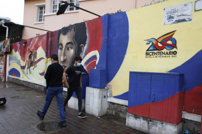 En varios puntos de la ciudad van apareciendo murales y afiches por la conmemoración del Bicentenario. Este fue pintado hace algunas semanas en el sector de La Mariscal