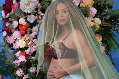 En 2017, la imagen de Beyoncé embarazada de gemelos, en ropa interior, con un velo verde y rodeada de flores revolucionó las redes sociales.