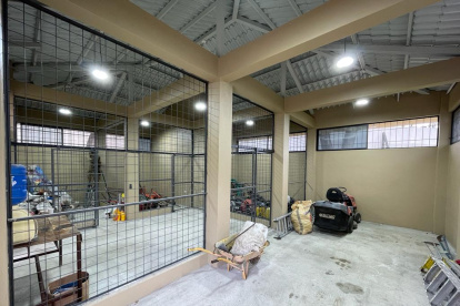 En la bodega. La cubierta es metálica tipo teja por lo que no solamente es una bodega funcional sino también estética.