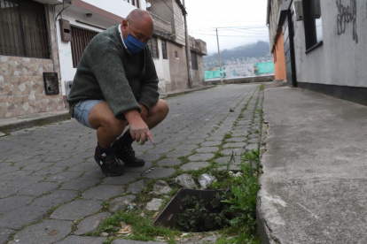 Carlos Ruano muestra uno de los tantos agujeros que los preocupan