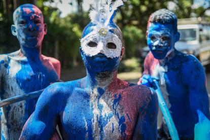 Tres hombres con el cuerpo pintado participan en el desfile del Carnaval de Jacmel, hoy, en Jacmel (Haití).