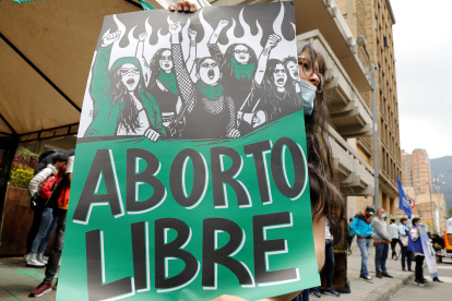 Fotografía de un letrero que pide "aborto libres" durante una manifestación de colectivos feministas quienes se reúnen frente a la sede de la Corte Constitucional para esperar la decisión sobre la despenalización del aborto, hoy en Bogotá (Colombia).