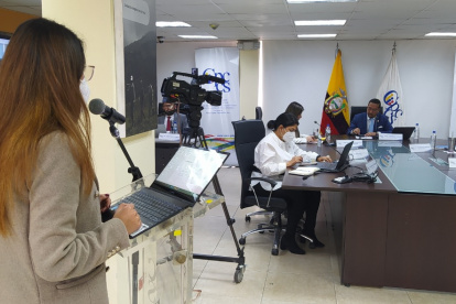 Cuentas. Funcionarios fueron llamados al pleno para que expliquen el desarrollo y avance de los concursos.