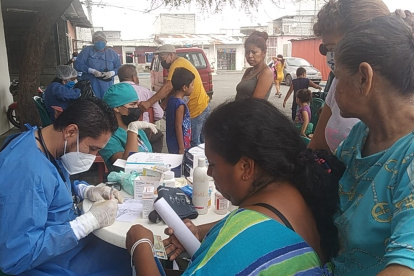 Desde niños hasta adultos, el galeno Diego Pincay atiende en barros pobres de Guayaquil.