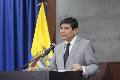 Reaparición. Carlos Jijón, consejero del Gobierno, realizando anuncios desde el Palacio de Carondelet, hoy.