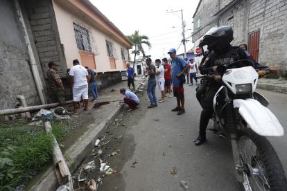 Temor. Moradores del bloque 2 de Bastión Popular donde ocurrió la decapitación prefieren no hablar del tema.