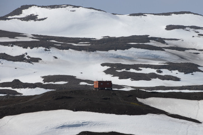 Australia tiene tres bases de investigación en las costas de este continente, donde las naciones suelen inspeccionar lugares para asegurarse de que se cumpla un tratado que prohíbe la actividad militar y minería, pero donde China tiene estaciones en el interior.