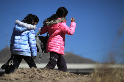 Fotografía de archivo del 6 de febrero de 2021 que muestra a dos menores migrantes que caminan en la inmediaciones del Río Bravo, intentando cruzar hacia estados Unidos, el 6 de febrero de 2021, en la fronteriza Ciudad Juárez, en el estado de Chihuahua (México).