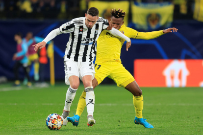 El delantero nigeriano del Villarreal, Samuel Chukwueze (d), disputa el balón ante el centrocampista de la Juventus, Mattia De Sciglio.