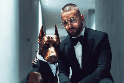 El cantante junto a una de sus mascotas.