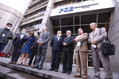 Miembros de la CNA en los exteriores de la matriz de la Fiscalía General del Estado.