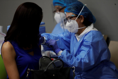 Imagen de archivo de una mujer que recibe una vacuna contra la covid-19 durante una jornada de inmunización.