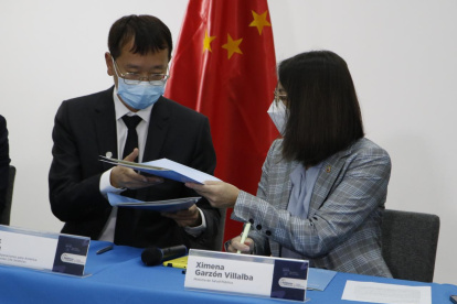 Quito. El gerente de Operaciones de América Latina para Sinovac, Jack Tang, y la ministra de Salud, Ximena Garzón, firmaron un manifiesto.