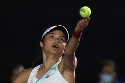 La tenista británica Emma Raducanu en acción ante la australiana Daria Saville hoy, durante el segundo día de actividades del Abierto de Tenis Akron de Zapopan, estado de Jalisco (México).