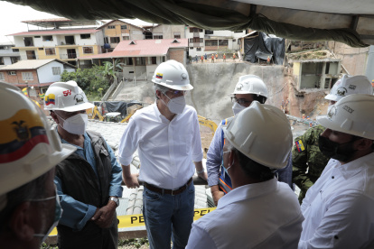 El presidente Guillermo Lasso inspeccionó la zona del socavón en el cantón Zaruma.