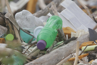 Fotografía de la basura acumulada en la playa de Costa del Este. el 14 de febrero de 2022, en la bahía de Panamá, una de las más contaminadas en la Ciudad de Panamá (Panamá).