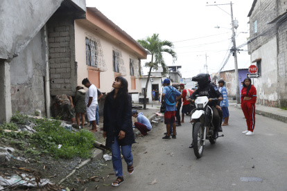 Observación. La mirada curiosa de vecinos en Bastión Popular queda en eso. No se atreven a dar declaraciones.