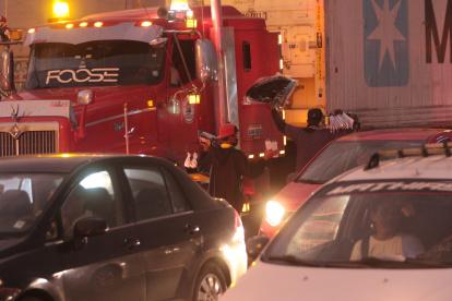 Moradores indican que en las horas pico se requiere de más controles en el semáforo del Trinipuerto.