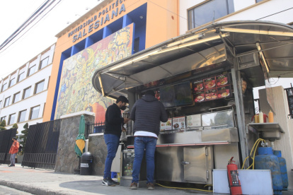 Negocios de comida se han reactivado afuera de las universidades quiteñas.