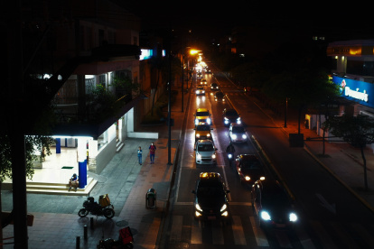 alle Chile. En el tramo que va desde Bolivia a Azuay, solo la luz de los negocios y de los autos iluminan el área.