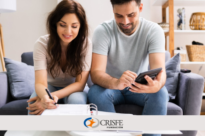 Plan.- Una pareja realiza su planificar para ahorrar.