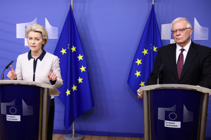 La presidenta de la Comisión Europea, Ursula von der Leyen, y el alto representante de la Unión Europea para la Política Exterior, Josep Borrell, en su comparecencia este jueves en Bruselas.
