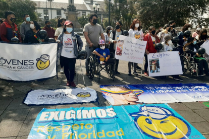 Plantón. Los técnicos, trabajadores sociales y psicólogos que forman parte de la Fundación Jóvenes Contra el Cáncer se declararon en huelga de hambre.